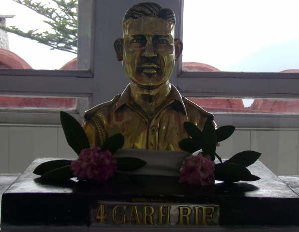 ജസ്വന്ത് സിംഗ് റാവത് #IndianArmyഇതൊരു പട്ടാളക്കാരന്റ ജീവിതകഥയാണ്. ഓരോ രാഷ്ട്രസ്നേഹിയും അറിയേണ്ടത്…  മഹാവീരചക്രം മരണാനന്തര ബഹുമതിയായി ലഭിച്ച ഗർവാൾ റൈഫിളിലെ നാലാം സേനാവിഭാഗത്തിൽ പെട്ട ഒരു കാലാൾപ്പടയാളി ആയിരുന്നു റൈഫിൾമാൻ ജസ്വന്ത് സിംഗ് റാവത്. 1962 ലെ ഇന്തോ-ചൈന യുദ്ധത്തിലെ 1