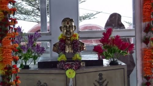 വീരനായകനായിരുന്നു റൈഫിൾ മാൻ ജസ്വന്ത് സിംഗ് റാവത്.ഇന്ത്യയും ചൈനയും തമ്മിൽ നടന്ന അതിർത്തി തർക്കത്തെ തുടർന്നുള്ള യുദ്ധമായിരുന്നു അത്.1962 ഒക്ടോബർ 20-നാണ് ചൈനീസ് സൈന്യം ഇന്ത്യൻ അതിർത്തിക്കുള്ളിലേക്ക് പ്രവേശിച്ചത്. നവംബർ 21-ന് തിരിച്ചുപോവുകയും ചെയ്തു.ചെറിയ ചെറിയ കൈയേറ്റങ്ങളിലൂടെ 2