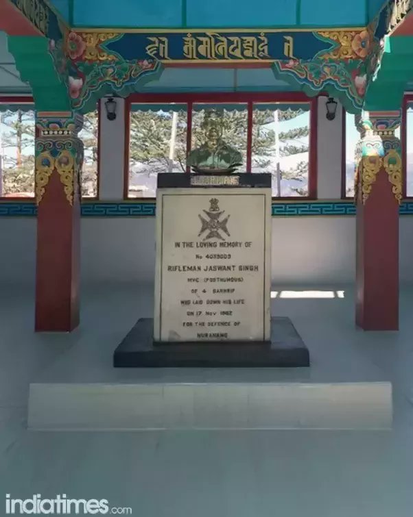 സൈന്യത്തോട് തവാങ് പോസ്റ്റിൽ നിന്നും പിൻവാങ്ങുവാൻ നിർദ്ദേശം ലഭിച്ചു.ജസ്വന്ത് സിംഗ് പിന്തിരിയാൻ മനസ്സില്ലായിരുന്നു.സമുദ്ര നിരപ്പിൽ നിന്നും പതിനായിരം അടി(3000 മീറ്റർ) ഉയരത്തിലെ തണുത്തുറഞ്ഞ യുദ്ധഭൂമിയിൽ ജസ്വന്ത് സിംഗും സഹായത്തിനായി സേല,നൂറ(ഇന്ന് അവിടേക്കുള്ള വഴി സേല പാസ്സ് 4