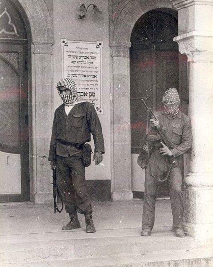 📌Kudüs Gündemi |

1975 yılında Lübnan İç Savaşı sırasında, Filistin Kurtuluş Örgütü'ne mensup savaşçılar, Beyrut'taki Vâdî Cemîl Sinagogu'nu saldırılarında  nöbet tutarken Sinagog, 1982'deki kuşatmada İsrail tarafından vurulmuştur.

#KudüsÇalışmaGrubu