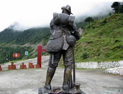 ദിശകളിൽ നിന്നും അദ്ദേഹം ആക്രമണം നടത്തി. മലമുകളിൽ ഒരു കൂട്ടം പട്ടാളക്കാർ ഉണ്ടെന്ന് ചൈനീസ് പട്ടാളത്തെ കബളിപ്പിക്കാൻ ഇത് സഹായിച്ചു.നീണ്ട എഴുപത്തി രണ്ടു മണിക്കൂർ ശത്രുരാജ്യത്തോട് അദ്ദേഹം പൊരുതി നിന്നു.അവസാനം ജസ്വന്തിനു മലമുകളിലേക്ക് റേഷൻ എത്തിയ്ക്കുന്ന ആളെ ചൈനീസ് പട്ടാളം 6