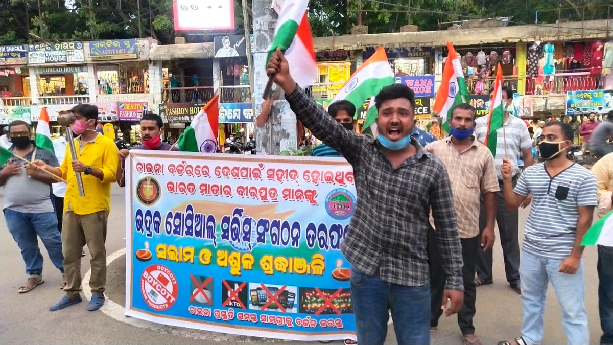 BhadrakService's tweet photo. BSS ପକ୍ଷରୁ ଭଦ୍ରକ ସହର ପରିକ୍ରମା ଚୀନ୍ ସାମଗ୍ରୀ କୁ ବିରୋଧ କାଯ୍ୟକ୍ରମ ସହିତ ପଥଶଭା ଓ ଭାରତିୟ ଜବାନ ସହୀଦ୍ ଙ୍କୁ ଶ୍ରଦ୍ଧାଞ୍ଜଳି । @gyana_r_das @DM_Bhadrak @SpBhadrak @Sanjibkumallick https://t.co/cR83gxyh9v