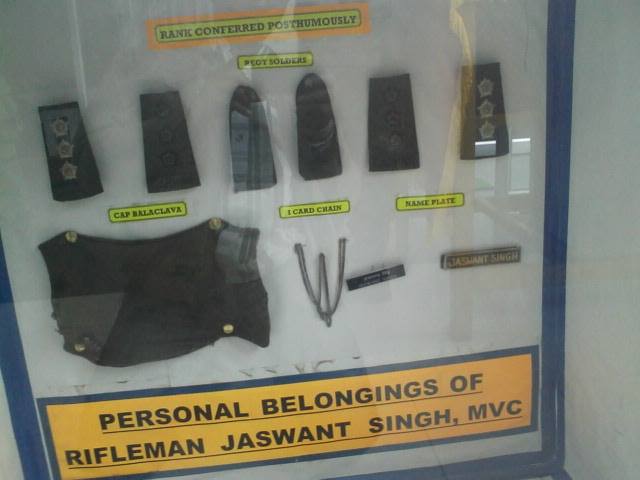 ചായ,9 മണിക്ക് പ്രഭാതഭക്ഷണം,രാത്രി 7 മണിക്ക് അത്താഴം എന്നിവയൊരുങ്ങുന്നു.ബാബയുടെ ഷൂ പോളീഷ് ചെയ്തു വയ്ക്കുകയും,കിടക്കമടക്കി വയ്ക്കുകയും,യൂണിഫോം തയ്യാറാക്കി വയ്ക്കുകയും ചെയ്യുന്നു. ജസ്വന്ത് സിംഗിന്റെ പേരിൽ വരുന്ന കത്തുകൾ കൊണ്ട് കൊടുക്കുകയും അദ്ദേഹം അത് വായിച്ചിരിക്കുമെന്ന 13