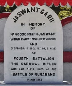 വിശ്വാസത്തിൽ പിറ്റേദിവസം കത്തുകൾ എടുത്ത് മാറ്റുകയും ചെയ്യുന്നു.എന്നിങ്ങനെ ചിട്ടകൾക്ക് ഒരു വീഴ്ചയും ഇല്ലാതെ നടക്കുന്നു.ഇവിടെയുള്ള പട്ടാളക്കാർ ബാബയെ പരിചരിക്കുക മാത്രമല്ല അപകടസാദ്ധ്യത നിറഞ്ഞ ആ മലനിരകളിലൂടെ യാത്രചെയ്യുന്ന യാത്രക്കാരെ സഹായിക്കുകയും ചായയും ലഘുഭക്ഷണവും നൽകുന്നു.14