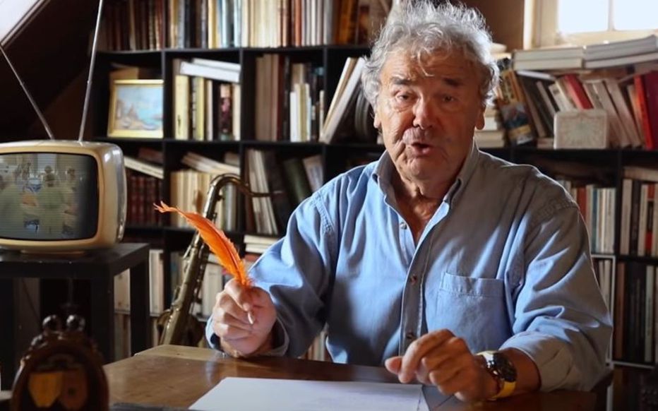 Sa vidéo «Les confinis», cartonne avec près d'1,5 million de vues. A l’aube de ses 86 ans, Pierre Perret tacle avec humour le comportement des politiques et des médecins du petit écran pendant le confinement > leparisien.fr/culture-loisir…