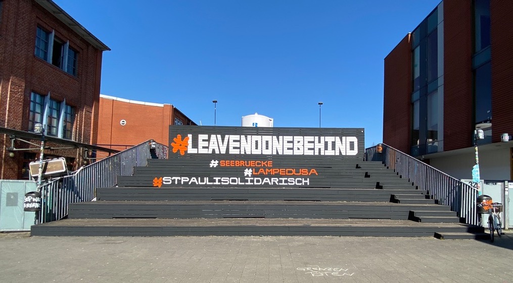 fcstpauli's tweet image. #LeaveNoOneBehind. Immer. Überall.

#WorldRefugeeDay | #Weltflüchtlingstag | #fcsp
📷: Dirk Matzke (@KnustHamburg)