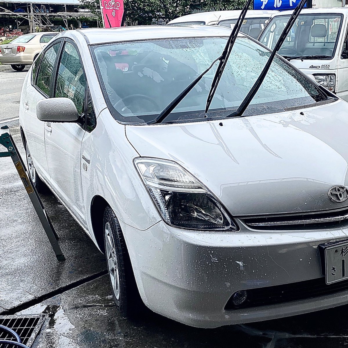 M2masa3's tweet photo. 久しぶりに乗用車のガラスコーティング施工入庫...プリウス君
塗装荒れ荒れなんですけど...
とりあえず細かいとこまでブラシ駆使して洗車からスタート
#m2coating https://t.co/BBbOhFDdiV