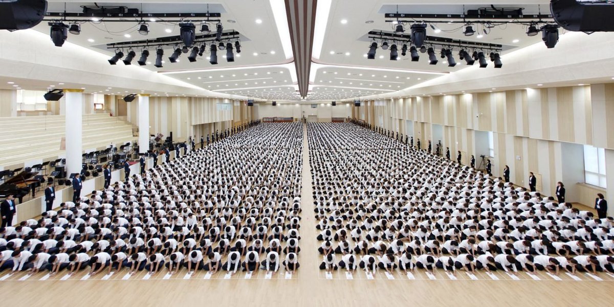 It reminds me of the South Korea super-spreader event in a church that looks like this. [4/5] https://medium.com/@tomaspueyo/coronavirus-prevent-seeding-and-spreading-e84ed405e37d