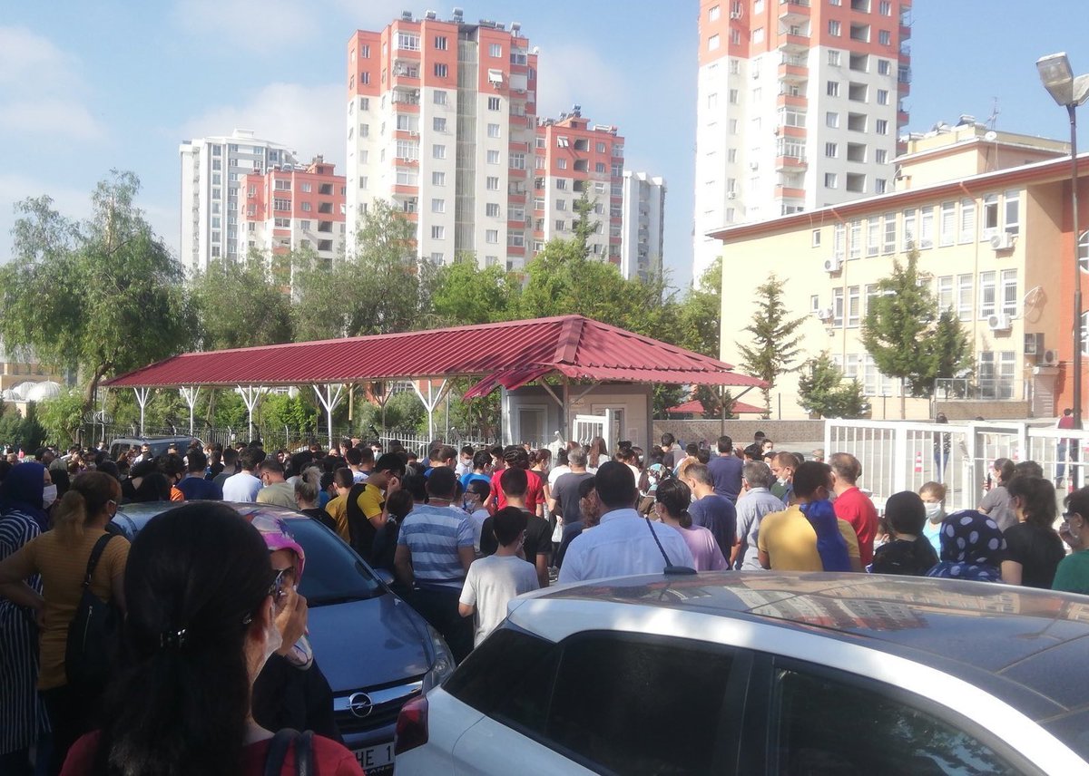 Veliler! Çocuklarınızın elinden tutup sınava götürmeyi bırakın artık, bu seferlik de kendileri gitsinler.

Bu nedir yahu, en fazla sizin kalabalığınız var! #lgs2020