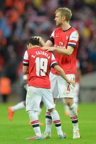 Ajagajantara - Per Mertesacker and Santi Cazorla