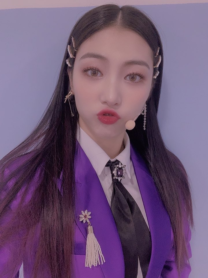 RedSquare_CR_FC's tweet photo. [#TWITTER] 

[#BOMIN]

La respuesta es~~~ BerenjenaSquare!! Jaja ¿Les gustó Bomin vestida en color Morado? Espero que hayan tenido un buen día y que tengas una buena noche 💜💜 Los echo de menos, Los amo 😍

#REDSQUARE #레드스퀘어 #채아 #PREQUEL #프리퀄 #aboutent #어바웃이엔티 https://t.co/YYyfyRrZal
