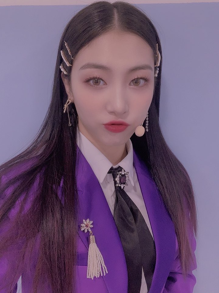RedSquare_CR_FC's tweet photo. [#TWITTER] 

[#BOMIN]

La respuesta es~~~ BerenjenaSquare!! Jaja ¿Les gustó Bomin vestida en color Morado? Espero que hayan tenido un buen día y que tengas una buena noche 💜💜 Los echo de menos, Los amo 😍

#REDSQUARE #레드스퀘어 #채아 #PREQUEL #프리퀄 #aboutent #어바웃이엔티 https://t.co/YYyfyRrZal