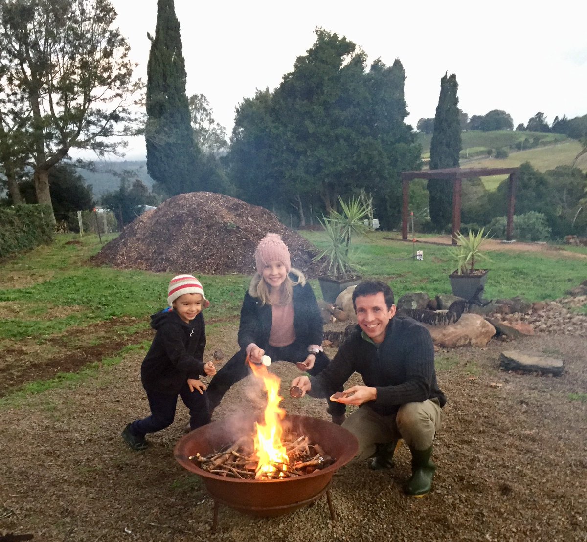 StephenABeckett's tweet photo. Marshmallows &amp; chocolate on a cold winters night #MtMee #NansHouse #RuralLife https://t.co/fToAX5ZMbq