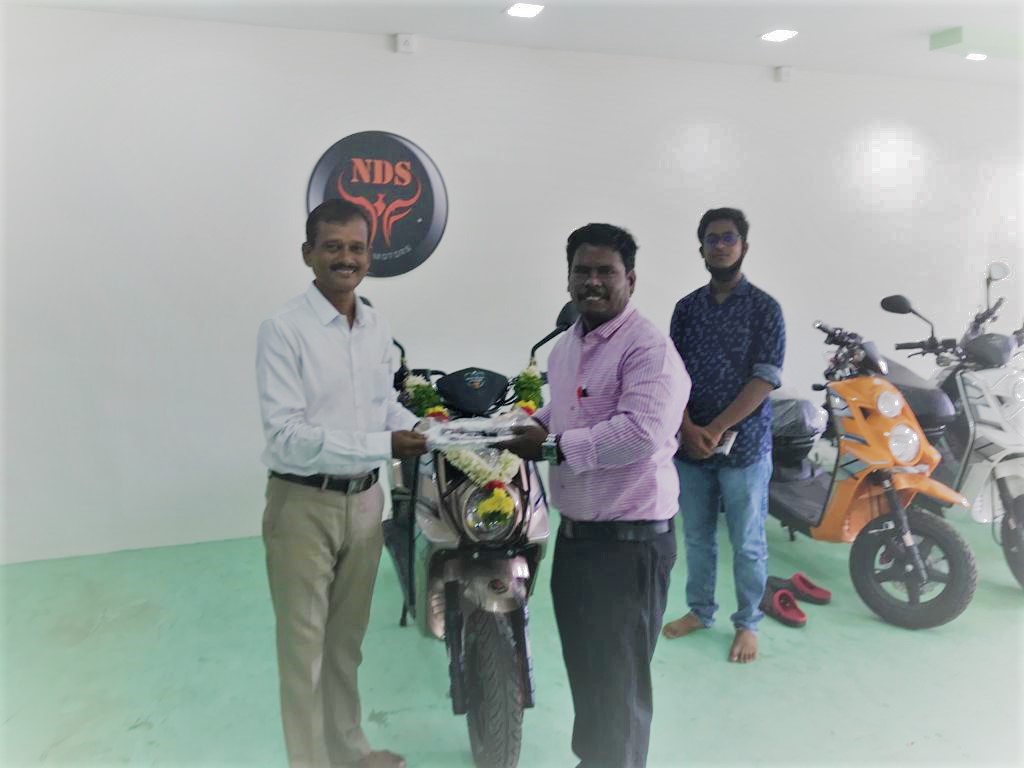 ndsecomotors's tweet photo. NDS Eco Motors happy customer owns NDS LIO : Electric scooter of the year. Go green with NDS LIO. Ride it to believe it. #NDSLIO #ndsecomotors #happycustomer #greenIndia #gogreen #electricmobility #costeffective #lithiumionbattery #electricscooteroftheyear https://t.co/sXNhAk82Zi