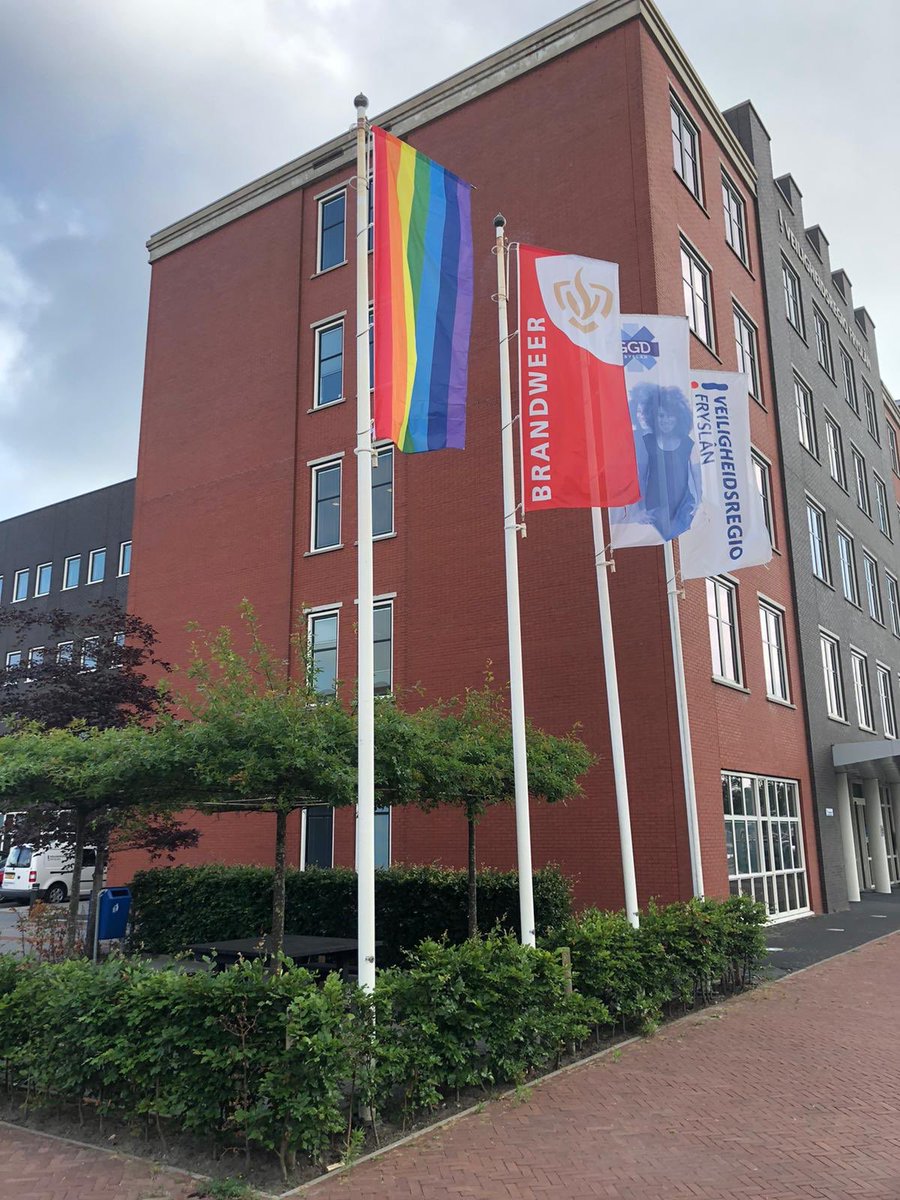 Veiligheidsregio Fryslân staat midden in de maatschappij en is er voor iedereen, ongeacht seksuele geaardheid, afkomst of geloofsovertuiging. Vandaag zou het Roze Zaterdag zijn en provincie Fryslân is onlangs een regenboogprovincie geworden. Daarom hijsen wij vandaag onze vlag🏳️‍🌈