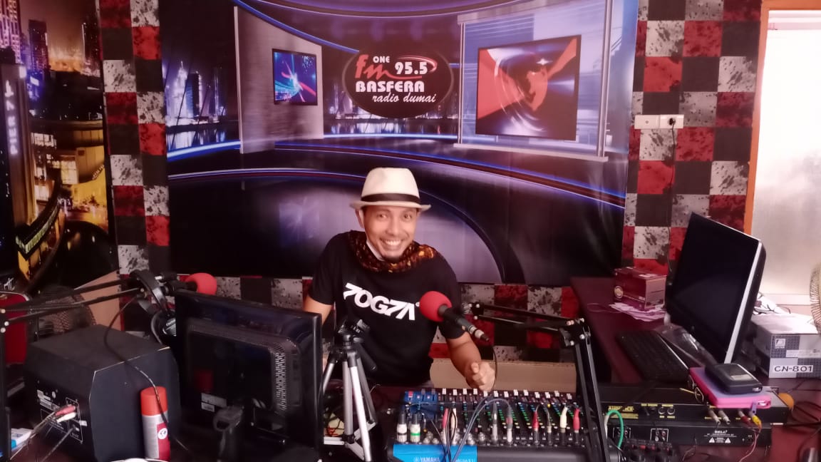 Hisamsetiawan's tweet photo. Ga mau kalah lah sama @Sarimissradio yg sdg "galau" sama frekuensi 😀, bosen sama webinar akhirnya nyoba langsung menyiar di radio yang aslinya.. | Haks.. https://t.co/UfjItQdTr6