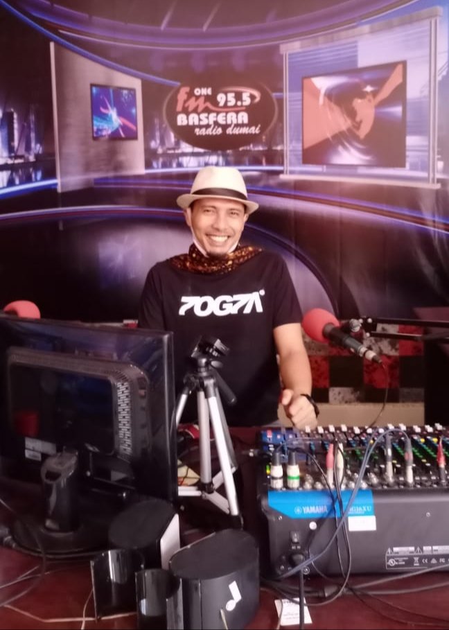 Ga mau kalah lah sama <a href="/Sarimissradio/">re</a> yg sdg "galau" sama frekuensi 😀, bosen sama webinar akhirnya nyoba langsung menyiar di radio yang aslinya.. | Haks..