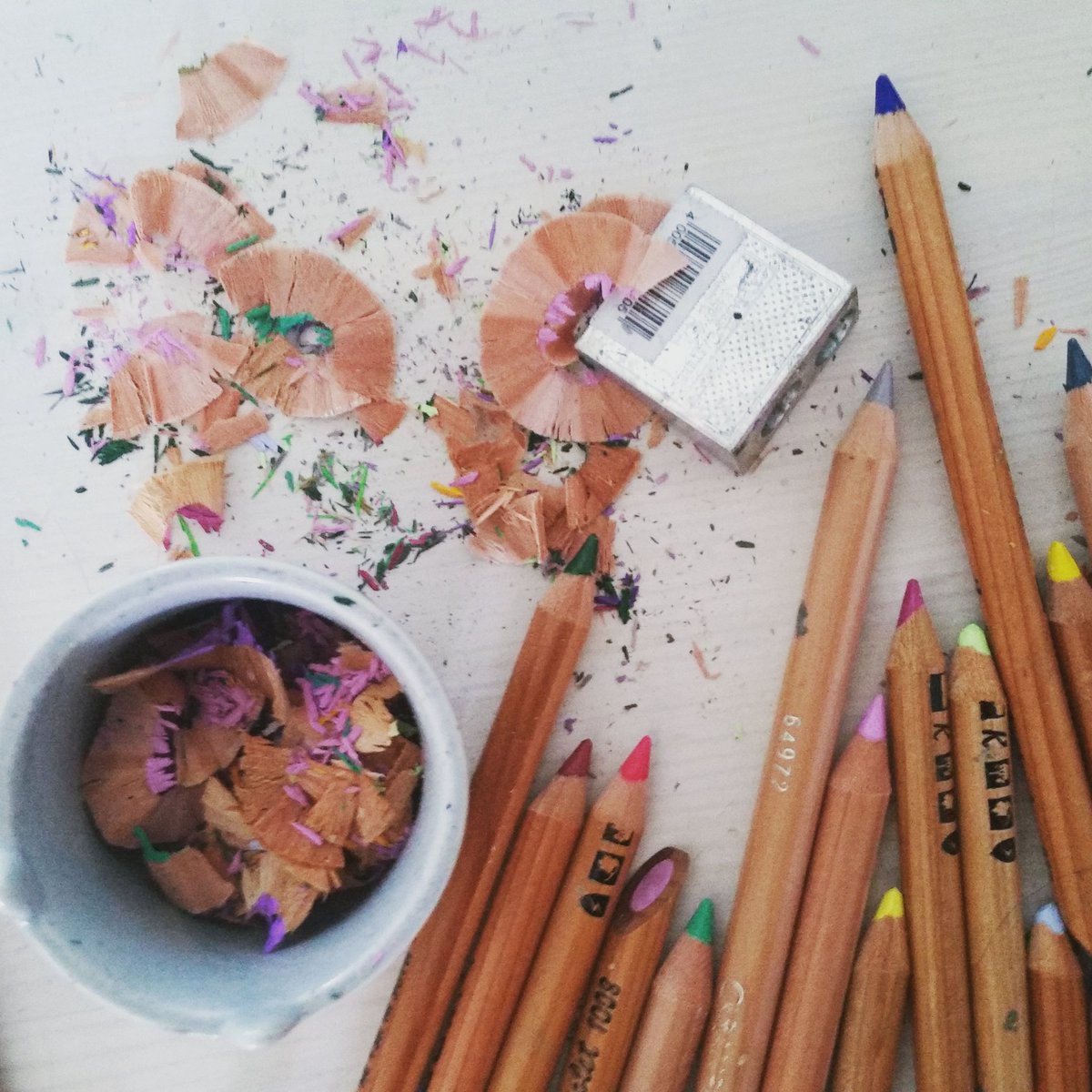 MarasRainyDays's tweet photo. Sometimes you manage to make that almost perfect circle - #pencilcarnage
#artlife #studioview #studiomess https://t.co/qRnOQHJZp2
