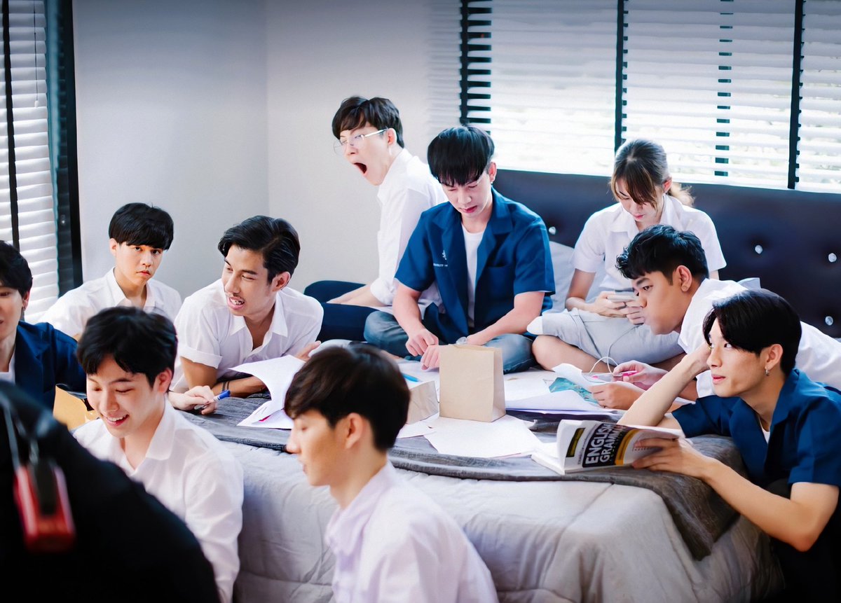 Pharaoh_TGO's tweet photo. ถ้าตลอดโปรเจกต์ซีรีส์ที่ผ่านมา คุณยังไม่เคยเห็นการรวมตัวกันของ “แก๊งภั���วิศวะ เขยวิศวะ และสะใภ้วิศวะ” ที่จะมากระจุกตัวอยู่รวมกันแบบนี้มาก่อน คืนนี้คุณจะได้เห็น..
#วุ่นวายกว่าคำว่าตลาดแตก
#enofloveรักวุ่นๆของหนุ่มวิศวะ 
#เหนือพระราม 
#enofloveep11 https://t.co/KKRMshZDJt