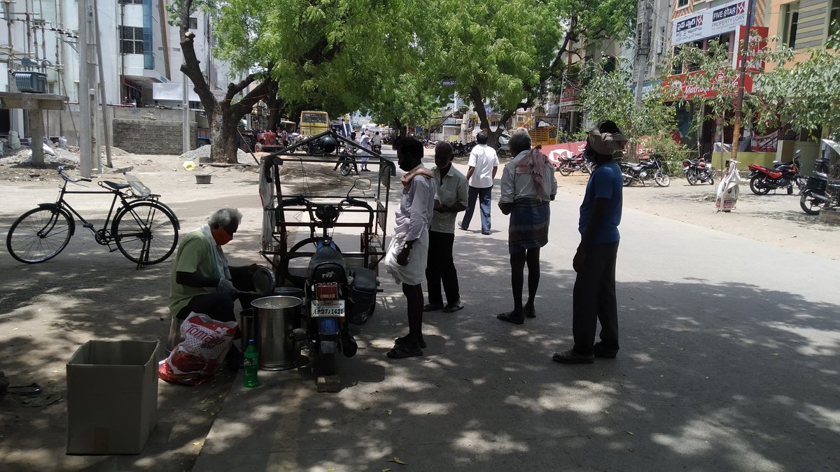 SahayakF's tweet photo. Food Distribution by Sahayak Charitable Foundation
#SCF
#Lockdownperiod
#Addanki
#Killthehunger #ServicetotheNeedy
#Covid19
#Day2
Today supported by Sree_Enterprises Addanki (Dealer :- Hindustan Unilever Limited )👏🙏
Served food to70+ Persons in diff. Areas https://t.co/xyPZA2GD2I