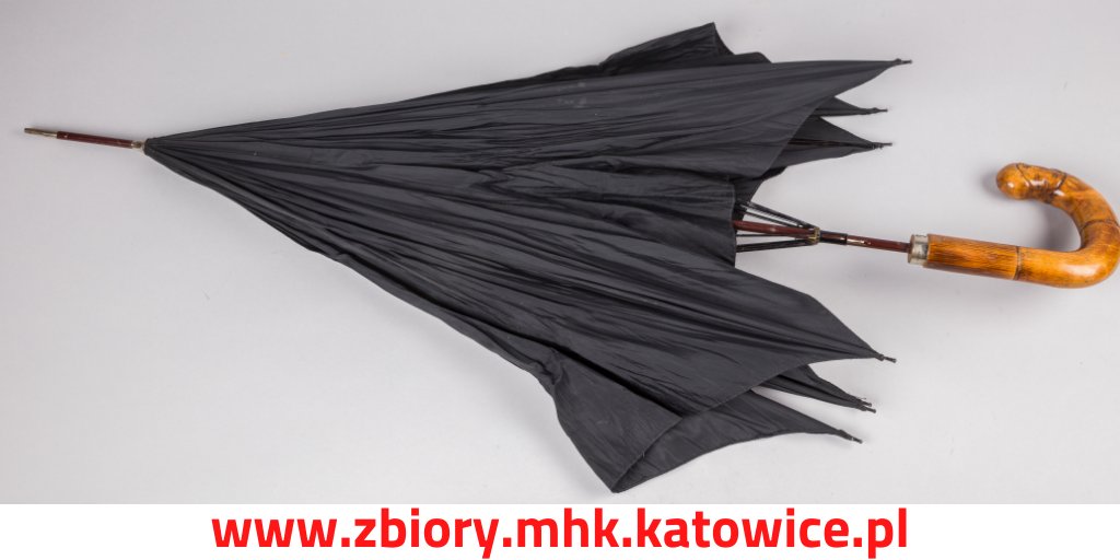 mhkce's tweet photo. Pogoda nas ostatnio nie rozpieszcza. Dobrze, że zbiory #mhkkatowice można podziwiać też z domu😊 Na ten deszcz polecamy parasol, który ma prawie 100 lat! Wszystko na https://t.co/9tGxCtji9a 🙂 https://t.co/NqQvn7UFwD