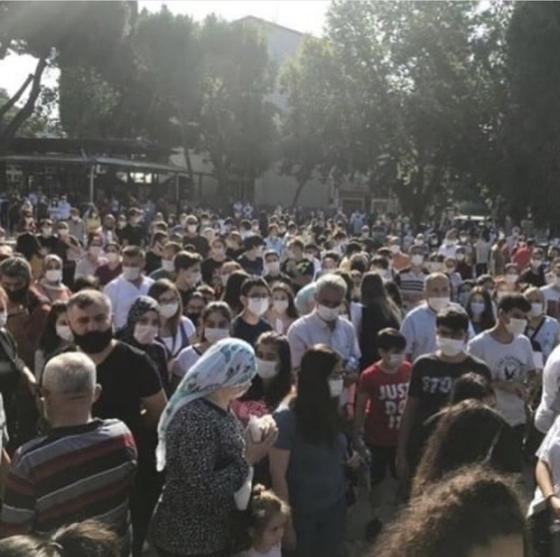 Bu mu Korona dönemi sınav için alınan tedbir?
Yahu bu insanların hepsi@birbirne geçirdi bile, şaka mı bu?
İş yapmış olmak için, bir hamle yapılmış olsun diye sokağa çıkma yasağı konuyor.
#lgs2020