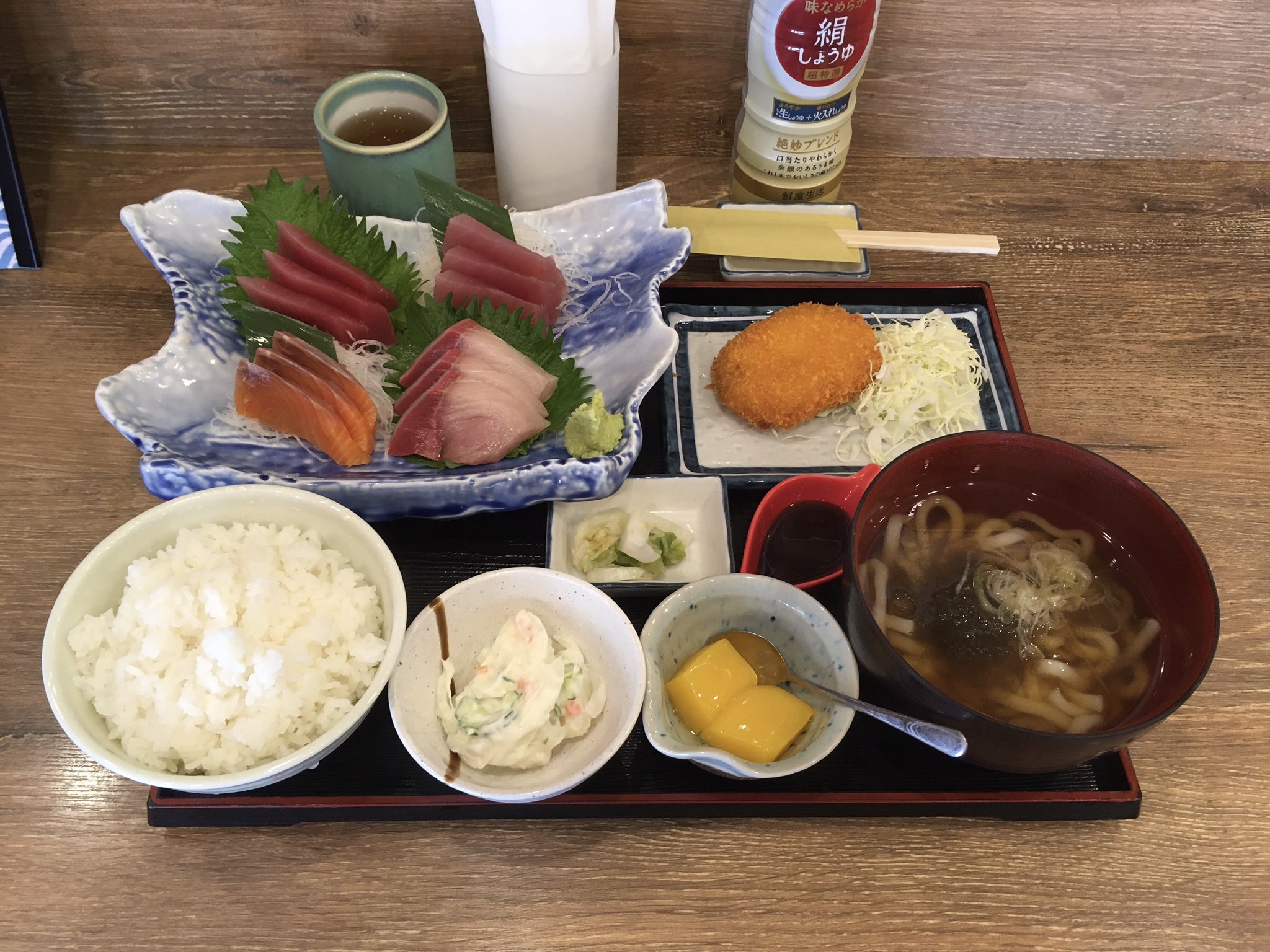 けい 磯丸水産で遅い昼食 優待ランチです お刺身の盛り合わせ定食10円 クリエイト レストランツの株主優待券 500円 2枚使用で 支払いは円のみ 磯丸水産での優待ランチはbgmも楽しみにしているんですけど 今日は記憶にない曲ばっかりだったなあ