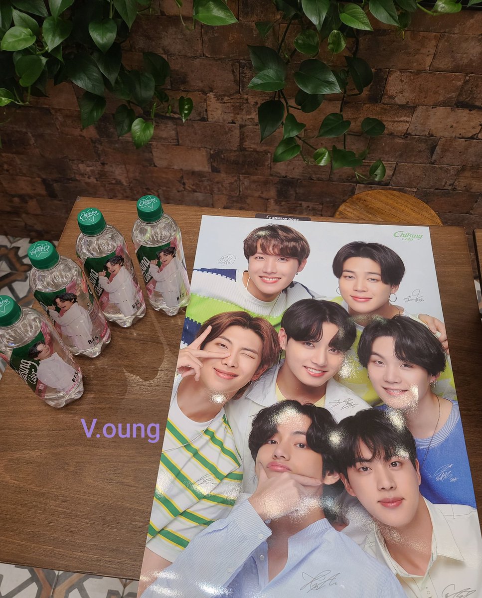 voung1230's tweet photo. 대박 칠성사이다 포스터 드디어 구했어ㅠㅠ동네 롯데마트 가자마자 전력질주했는데 운좋게 태형이 얼굴 박힌 사이다 득템!!!내가 남은 태형이 사이다병 다쓸어옴ㅋㅋㅋㅋㅋㅋㅋㅋ
단체포스터 진짜 영롱해 너무이쁘다😭💜
#방탄소년단 #BTS
#뷔 #태형 #방탄소년단뷔 #BTAV #TAWHYUNG @BTS_twt https://t.co/YwhhmL39RN