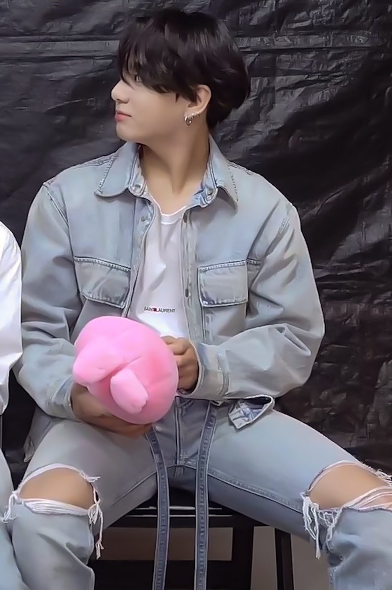 jungkook manspreading.... his thighs