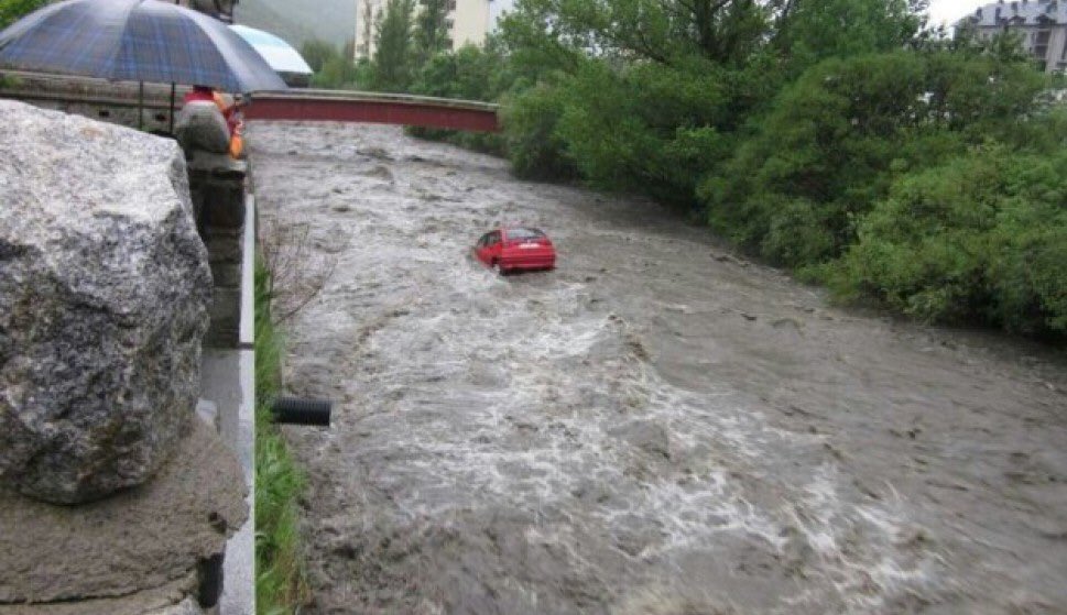 Benasque_'s tweet photo. Hace 7 años vivimos una de las mayores riadas de la historia del valle de Benasque. El agua llegó a meterse en la localidad y faltó muy poco para daños mayores. https://t.co/b1TgIjp1Rb
