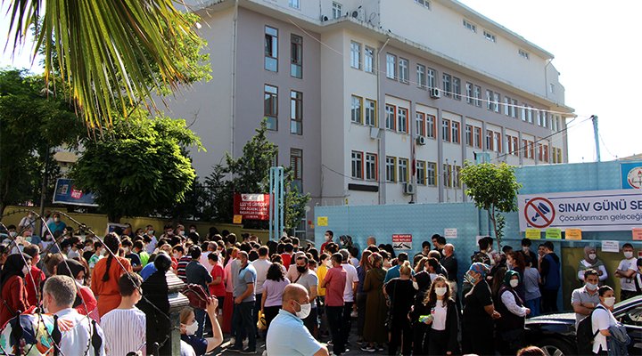Koronavirüs tehdidi altında LGS: Sosyal mesafe kayboldu
bit.ly/37MOlx5