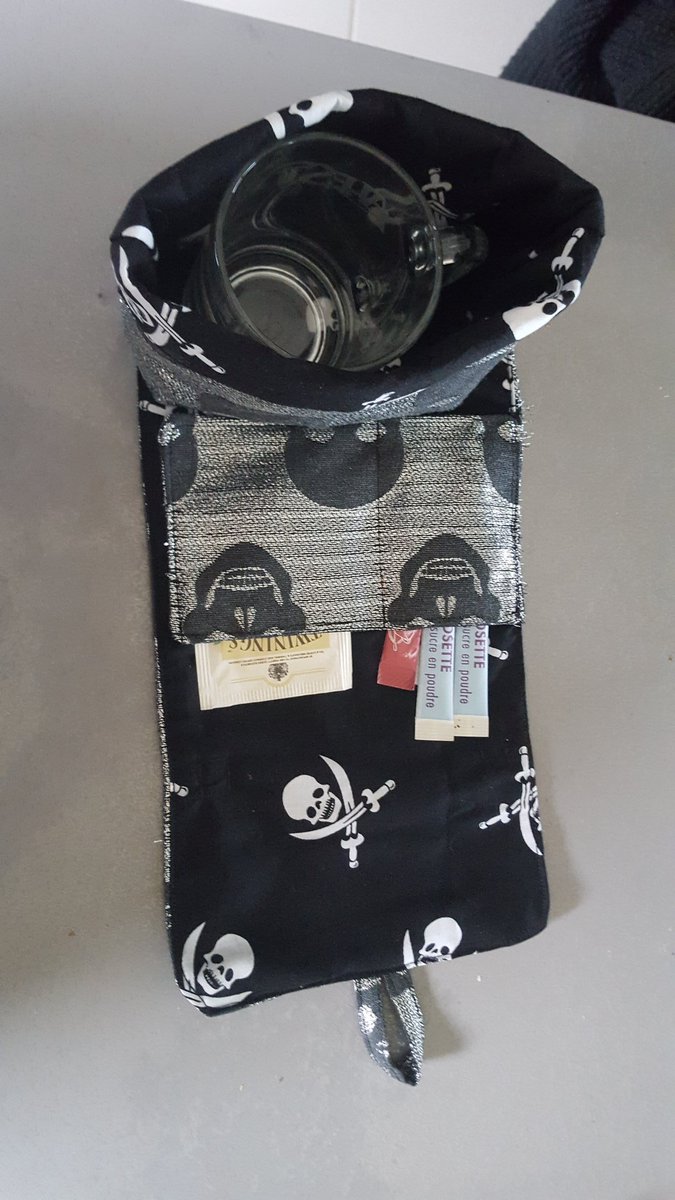 ChrisGravure's tweet photo. Salut à tous. Voici un essai de porte tasse ( ou mug bag) pour transporter vos tasses gravées où vous voulez 
#artisan #handmade #cadeau #madeinfrance #Poitiers #vienne86 #poitou @MarquePoitou @departement86 @lecoindescrea @OTMonts @MontsSurGuesnes @Loudunet @LoudunTerroirs https://t.co/FcuqNWUNQO