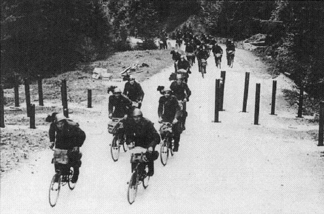 3/ Car en réalité son armée n’était PAS DU TOUT prête à la guerre.L’équipement est dépassé, comme le commandement.Et le matériel moderne en était encore au stade de la planche à dessin.D’ailleurs, il était convenu avec Hitler que la guerre était pour 1943, pas avant.