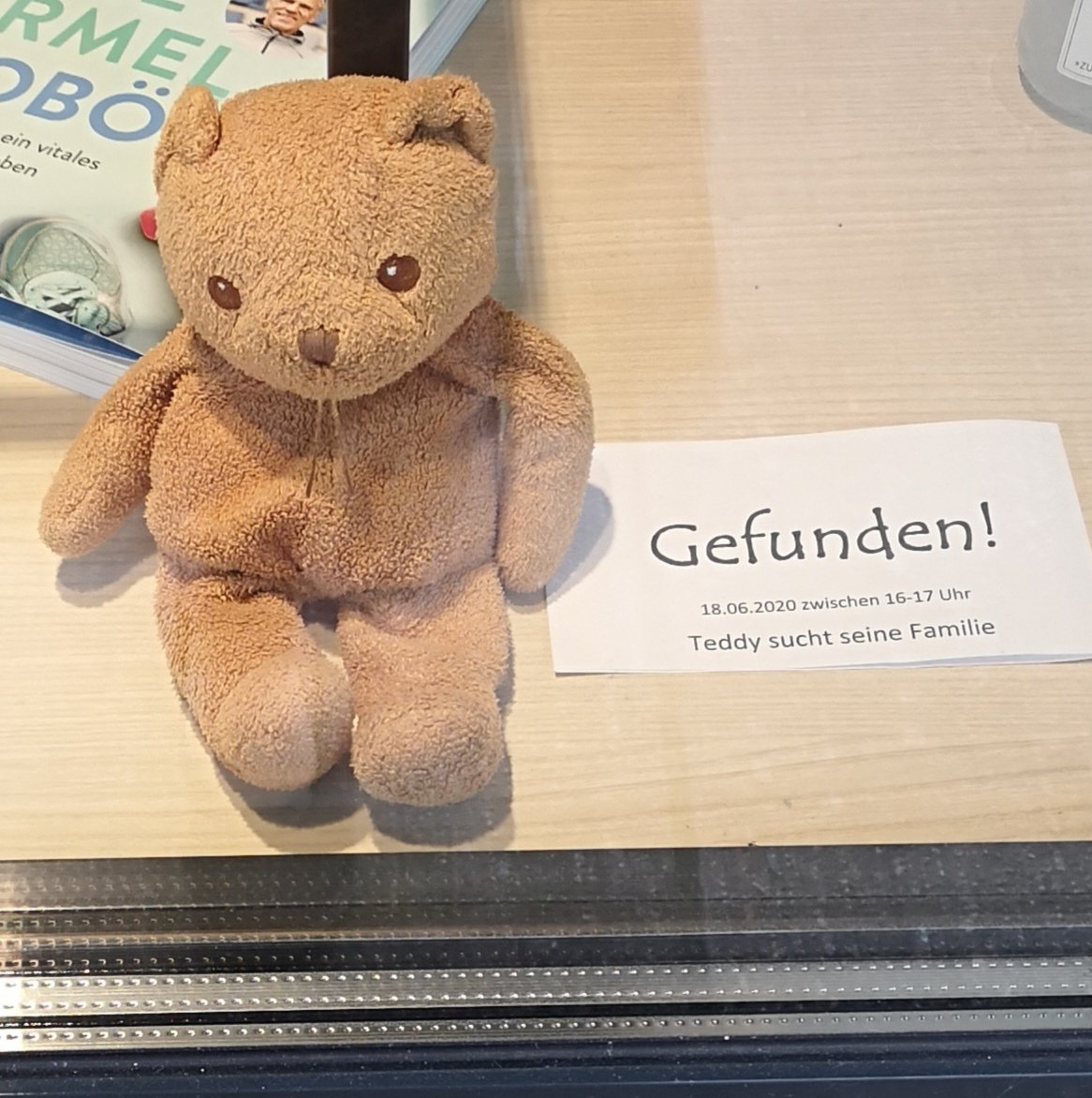 Wir haben auf dem Fahrradweg vor unserem Laden(Mühlenkamp 17/ Hamburg) einen Teddy gefunden, der scheinbar sehr geliebt wurde. Nun sitzt er bei uns im Schaufenster und wartet darauf, dass er abgeholt wird.
Gerne RT und wenn er erkannt wird, meldet euch, wir würden uns freuen!