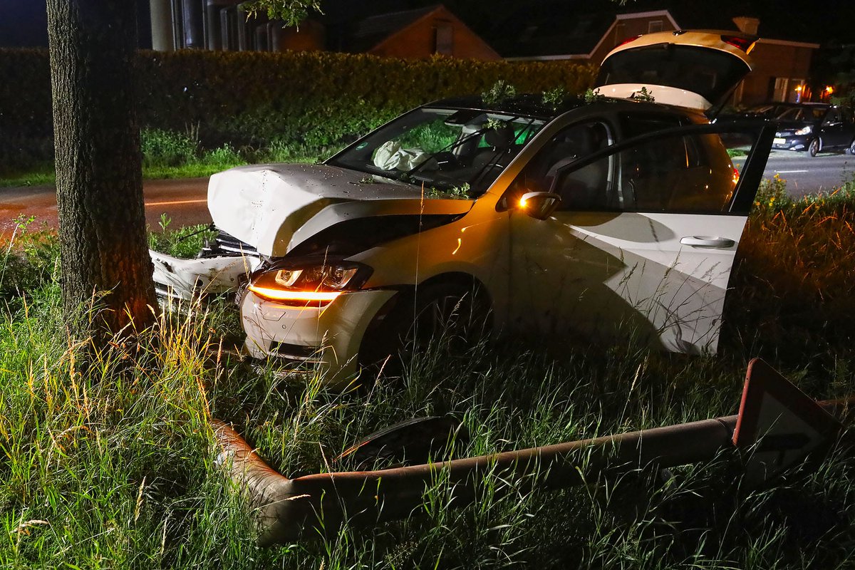 Auto rijdt #Lantaarnpaal uit de grond en ramt boom #Oss #Heihoekstraat #Ongeval.