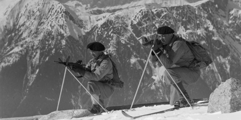 10/ Il y a notamment les SES, les Sections d’Eclaireurs Skieurs, petits détachements de combat en très haute montagne de jeunes soldats sportifs et dynamiques, qui vont tenir le front à 1 contre 1000.J’y reviendrai dans un autre  #Thread