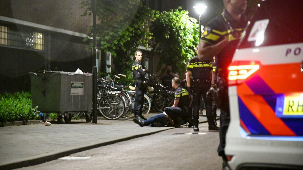 Persoon aangehouden na steekpartij in centrum Hilversum, hulpverleners bekogeld: HILVERSUM