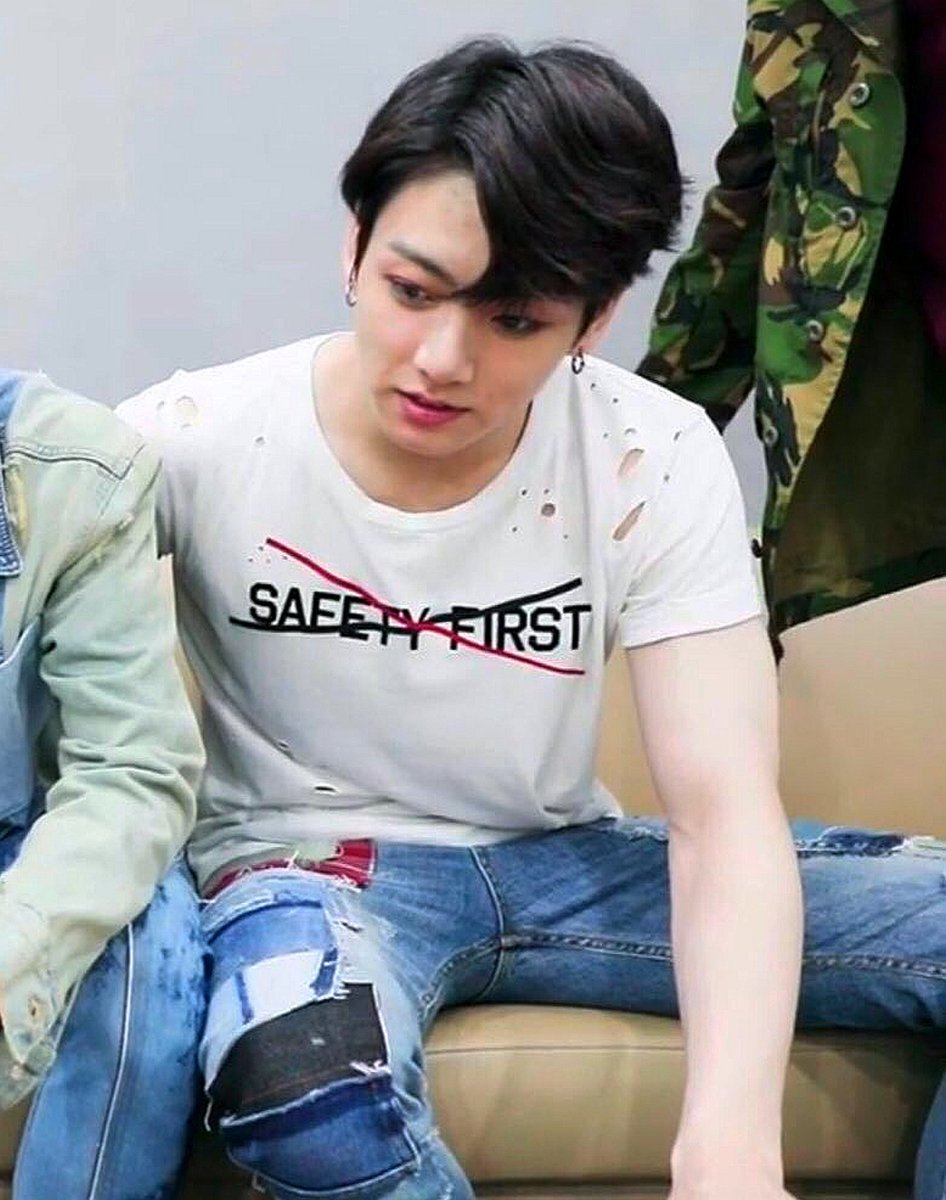 jungkook manspreading — a thread