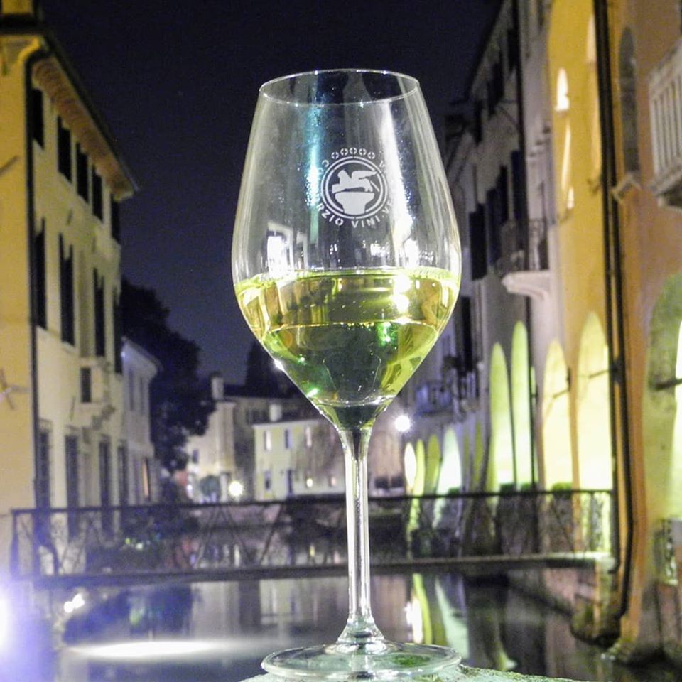 ViniVenezia's tweet photo. I vini del Consorzio Vini Venezia raccontano la #storia, l'arte, la #cultura e la #tradizione della #viticoltura e dell'enologia di #Venezia.
#consorziovinivenezia #veneziadoc #piavedoc #lisonpramaggioredoc #piavemalanottedocg #lisondocg #treviso #vino #venezia #arte #enologia https://t.co/HTaHudUDtm