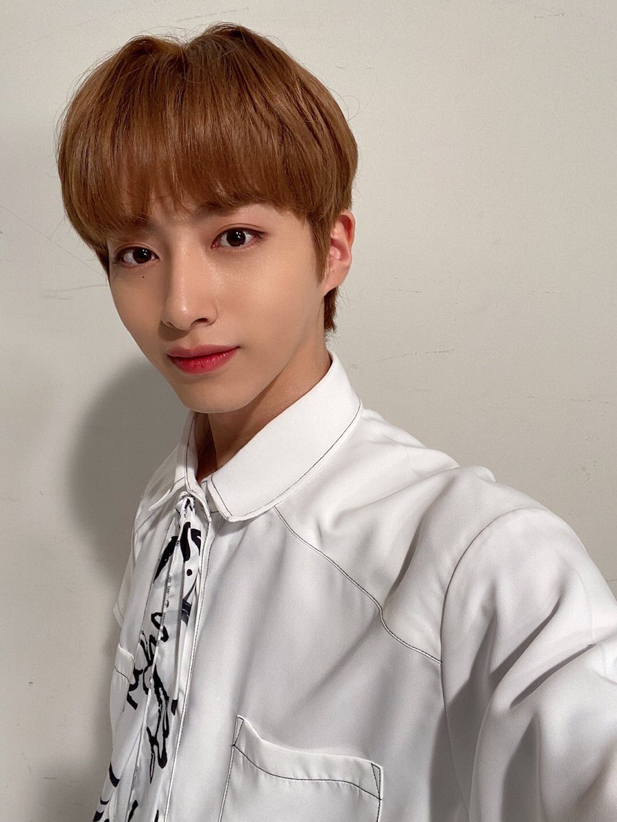 official_ONEUS's tweet photo. [#시온]
달님들~! 주말 즐겁게 보내구 계신가요?! 오늘 사진은 로투킹 막방 VCR 촬영 중 사진!! 아직도 막방을 했다는 게 안 믿길 정도로 너무 행복한 시간들이었어요 우리 달님들도 그렇죠?! 주말도 잘 보내구 더위 조심해요!!! 오늘도 너무 많이 사랑해 우리 달님들🌎❤️🌙 https://t.co/Ymtie90z7V