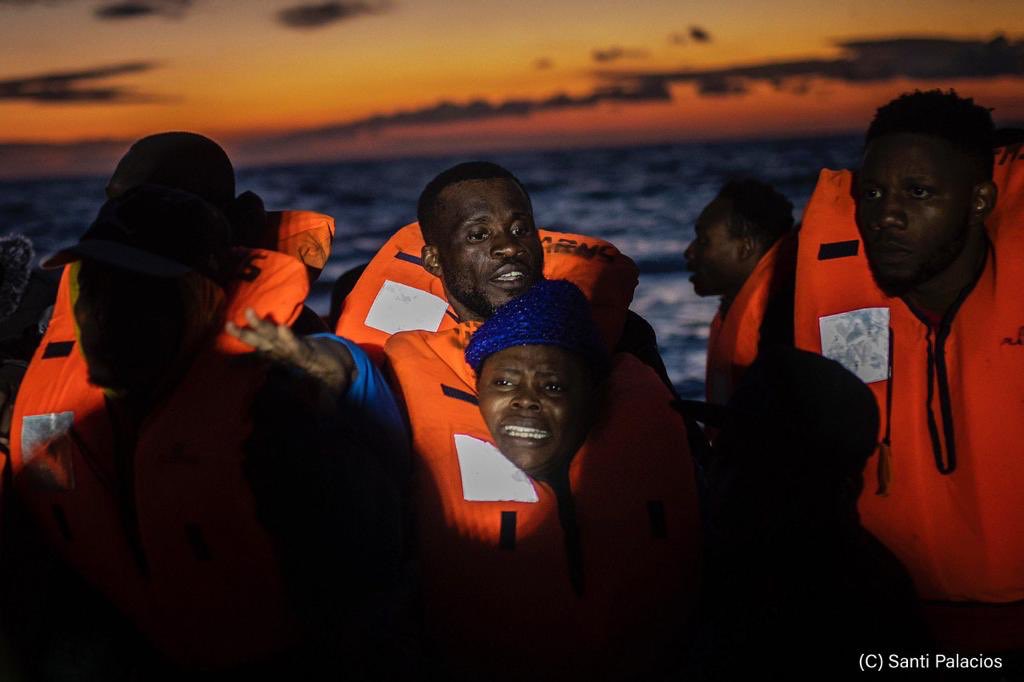 openarms_fund's tweet photo. #DiaMundialDelRefugiado 
Hoy recordad que cada persona muerta #Med o en una frontera tenía nombre y familia, que el racismo mata, y que sus derechos eran los mismos que los nuestros. Por eso, más que nunca, es nuestra responsabilidad luchar para que los DDHH se cumplan.
Siempre. https://t.co/fD0XsrmwVz