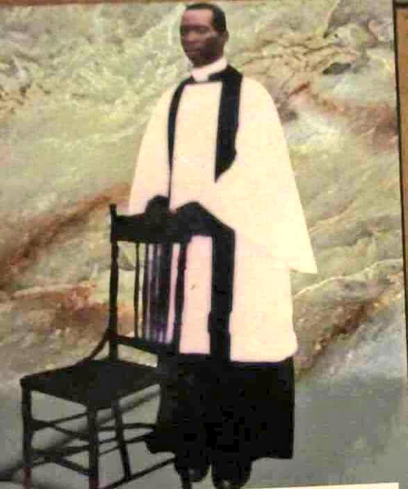 HOLY NWEJE: The story of an Igbo Saint:(A Thread)Hezekiah Okoro Nweje, was an Anglican priest.A native of Onitsha in Anambra state. He was born in 1919 and died in June 1962.He was nicknamed "Holy Nweje" because of his... (1/7)Retweet to enlighten someone on your timeline