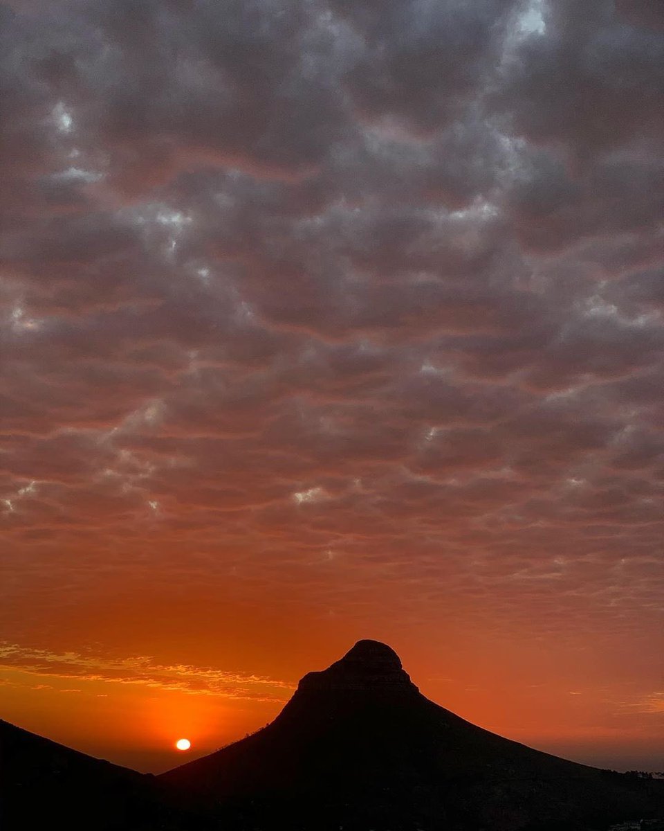 Incredible photo of last nights sunset by <a href="/SchWeet_photo/">Brendon Wainwright</a>.

#lionshead
#capetown