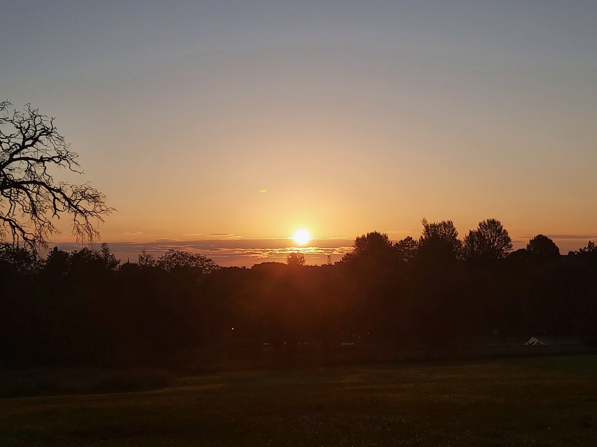HarryNCrane's tweet photo. Got up early to catch the sun rise over the longest day. Happy #solstice #sunrise #earlymorning #litha https://t.co/suFmoMdteQ