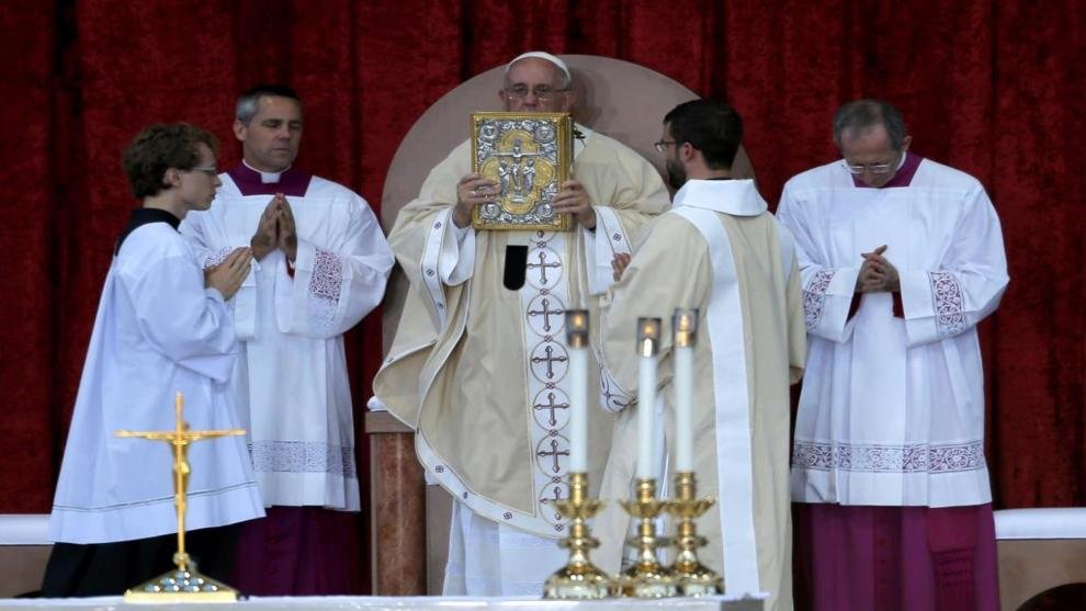 7. Tal fue su entrega, que el Papa Francisco le canonizó, convirtiéndose así en el primer santo hispano de Estados Unidos. El Papa afirmó que este franciscano español “buscó defender la dignidad de los indígenas que evangelizó.” https://www.elmundo.es/internacional/2015/09/23/56031ff0ca4741705f8b45ab.html