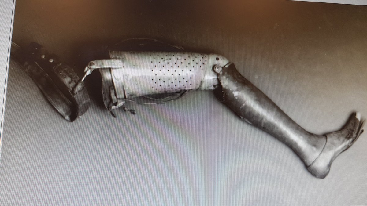 طرف صناعي فوق الركبة من القرن الماضي في عام ١٩٢٤. مصنوع من الحديد والخشب. 
#اطراف_صناعيه