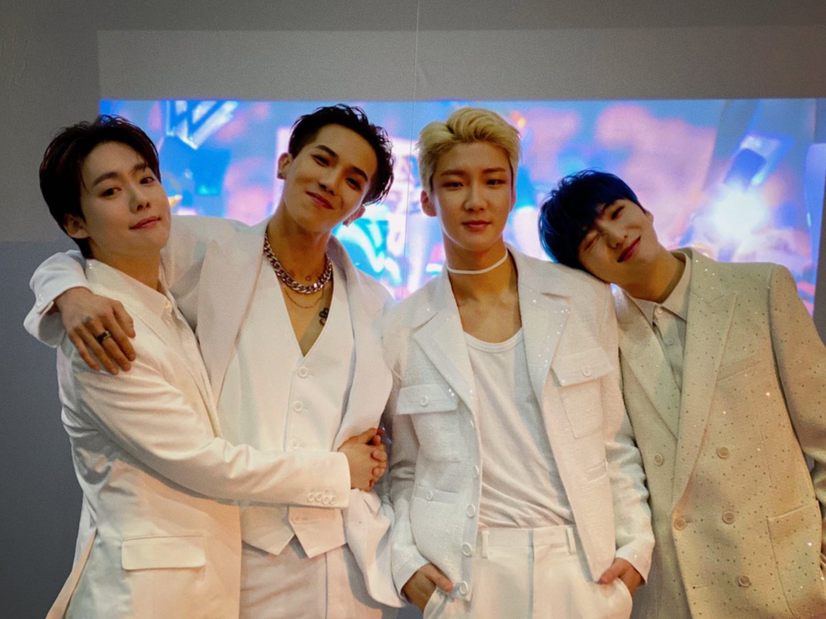 Songkim_Buffet's tweet photo. รูปครอบครัว #บ้านหมา #บ้านแมว #ทูซึง #ซงคิม https://t.co/bnpQCgNknO