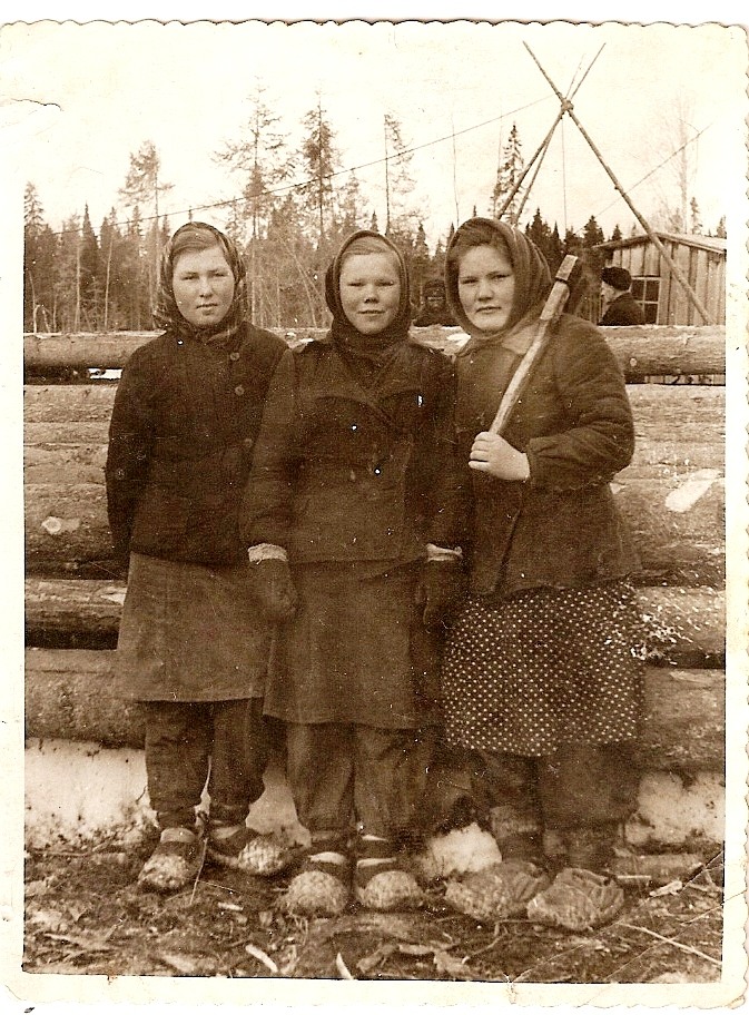 Сельпо 1960 ссср. Колхозники в лаптях. Крестьяне в лаптях в ссср. Советские колхозницы 30-е годы. Колхозники в лаптях.