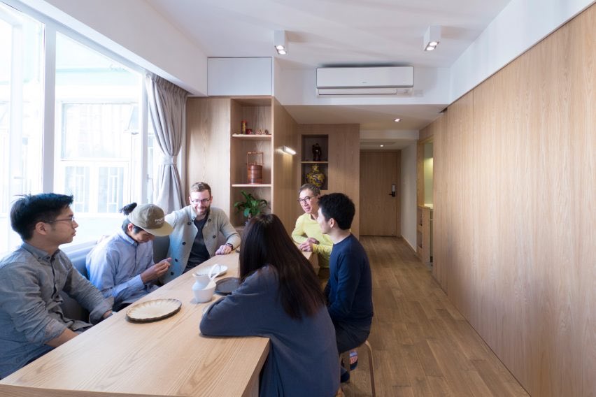 Pada living area, terdapat custom-built meja makan yang dapat dipindahkan sesuai kebutuhan. Jadi, jika tidak ada yang sedang berkunjung, meja akan diletakkan di sekitar shelves, dan dapat dipindahkan apabila ada yang berkunjung. Again, untuk menghindari ‘cramped space’.