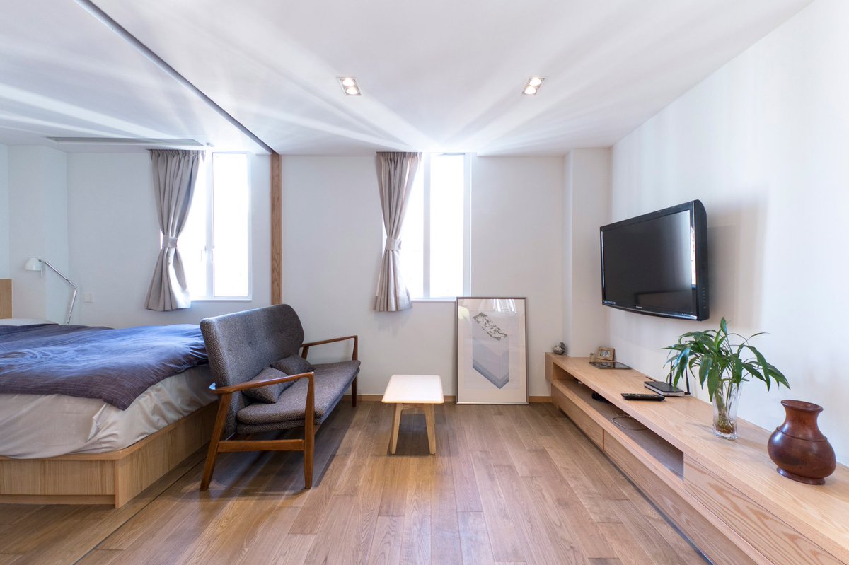 Bedroom area hadir dengan lounge dan ruang untuk menonton tv. Yang menarik adalah area ini sebenarnya dipisahkan oleh sliding wall. Jadi sliding wall tersebut hadir untuk menciptakan ruang yang lebih private pada kamar tidur. Bisa dibuka-tutup sesuai kebutuhan.